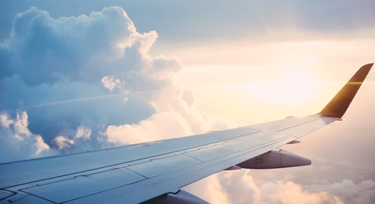 Avião durante uma viagem ao pôr do sol