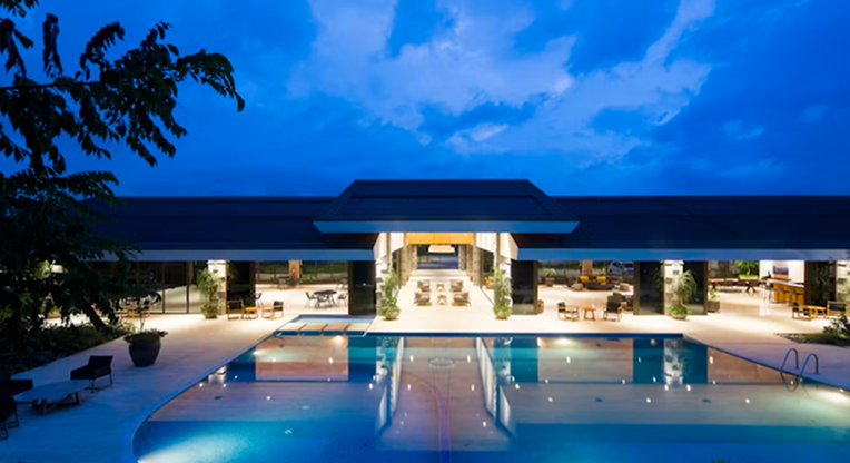 Área externa de um hotel com piscina